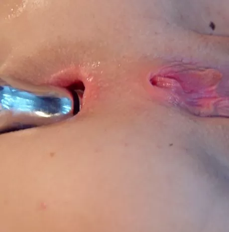 Молодая девушка подвергается анальному проникновению во время лездом электр