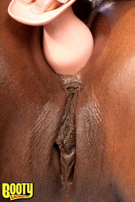 Негритянка толстушки Даймонд Мейсон вставляет анальную пробку в свою массивную попу