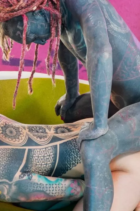 Сильно татуированные парни и девушки участвуют в сексе втроем