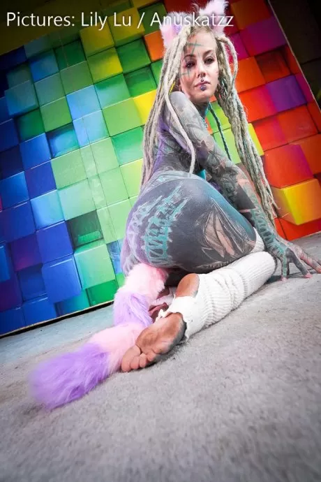 Сильно татуированная цыпочка Anuskatzz ласкает свою задницу, щеголяя дредами